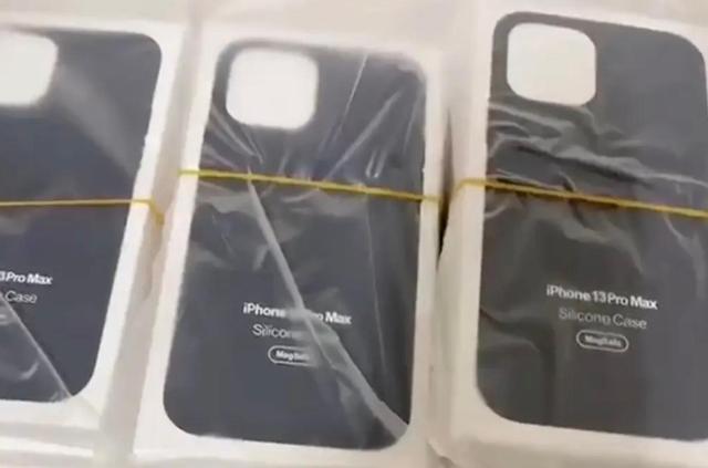 外媒曝光“iPhone13ProMax”硅胶保护套(图2)