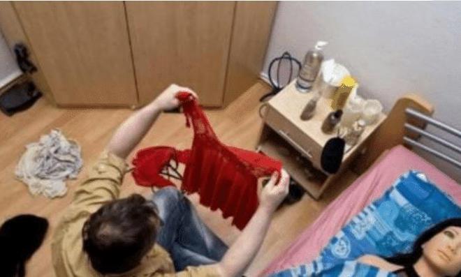 男子离婚后花5万买“硅胶娃娃”当老婆不曾想一年后却有了变化！(图1)