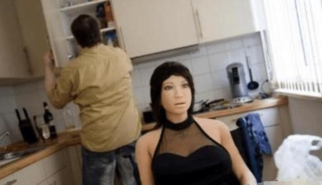 男子离婚后花5万买“硅胶娃娃”当老婆不曾想一年后却有了变化！(图3)