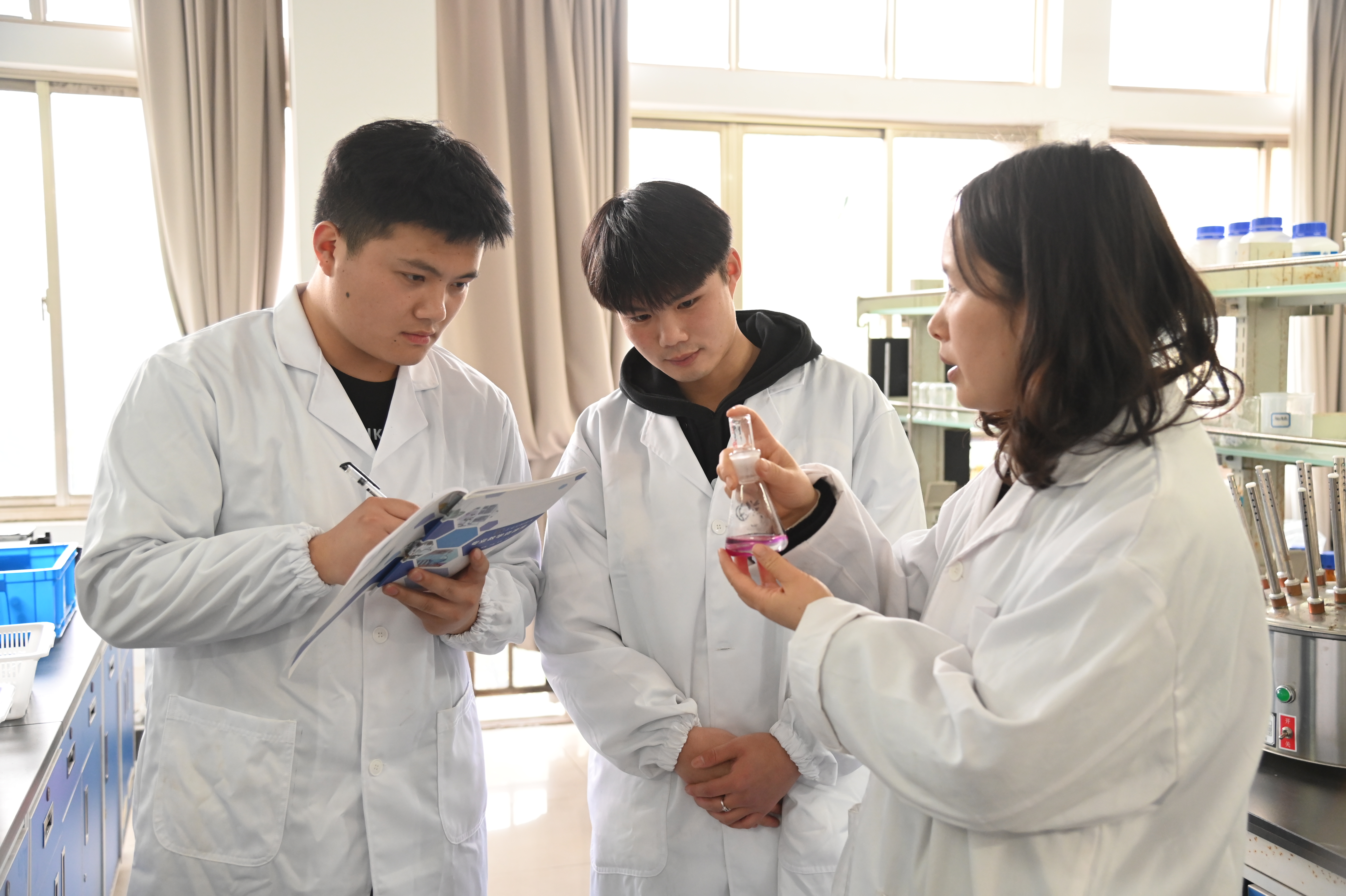 扬州工业职院：“四线育人”培养化工技能人才(图1)
