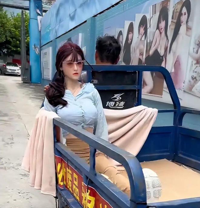 男子买硅胶手办作伴坦言自己实属无奈：没有女人愿嫁给收废品的(图3)