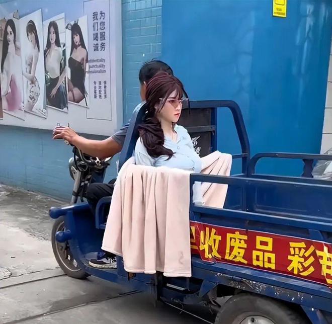 男子买硅胶手办作伴坦言自己实属无奈：没有女人愿嫁给收废品的(图1)