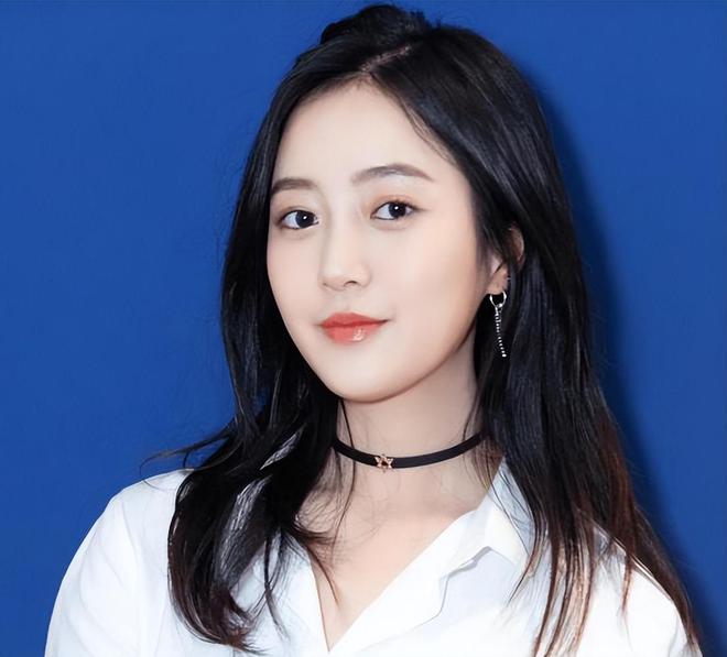 杨紫在新剧中被嘲满脸硅胶感网友：61岁的何赛飞五官都比她立体(图4)