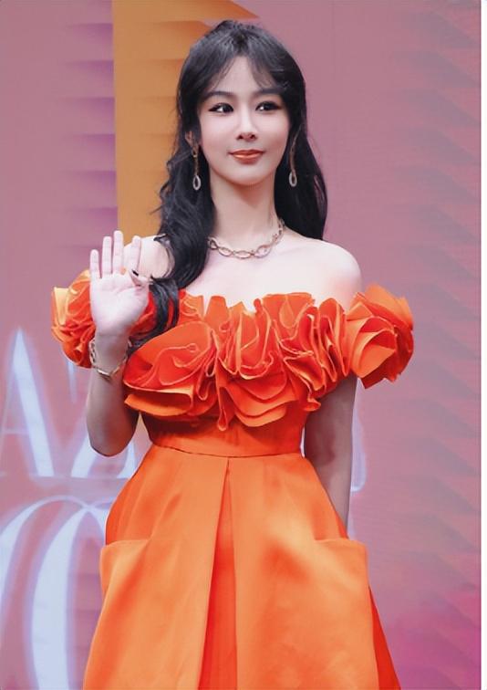 杨紫在新剧中被嘲满脸硅胶感网友：61岁的何赛飞五官都比她立体(图8)