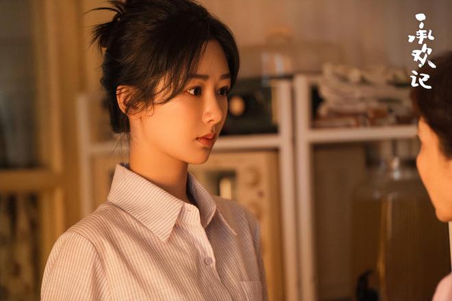 杨紫在新剧中被嘲满脸硅胶感网友：61岁的何赛飞五官都比她立体(图5)