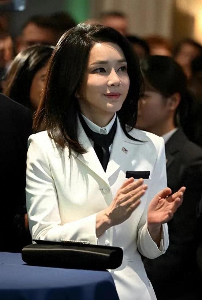 “硅胶脸”金建希：40岁嫁给尹锡悦流产后多年未育爱养小动物(图2)