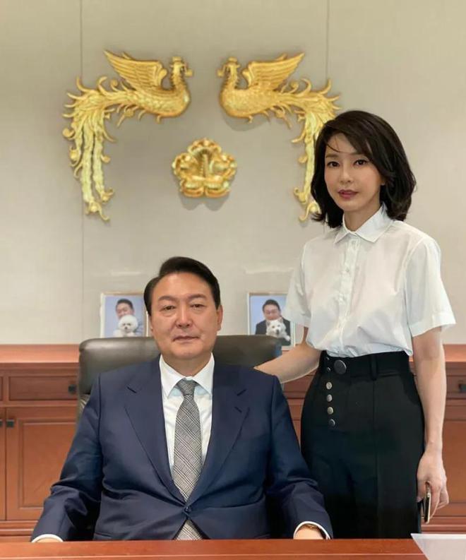 “硅胶脸”金建希：40岁嫁给尹锡悦流产后多年未育爱养小动物(图3)
