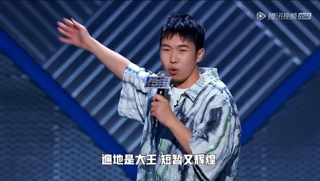 卷王遍地也能带来新意屏幕旋钮一体式热插拔键盘黑爵AK870体验(图1)
