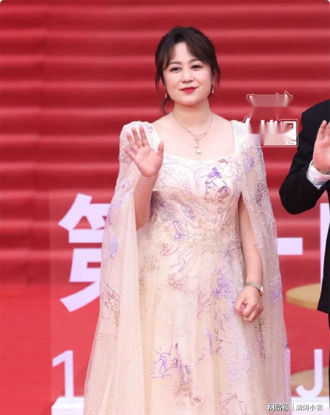 当“硅胶脸”混入北影节红毯遇到天然脸女星简直是降维打击(图6)