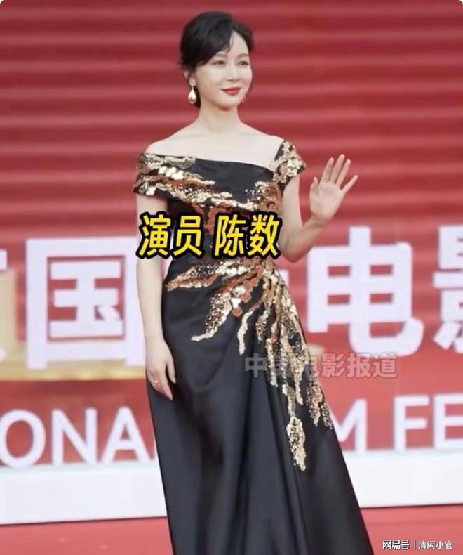 当“硅胶脸”混入北影节红毯遇到天然脸女星简直是降维打击(图10)
