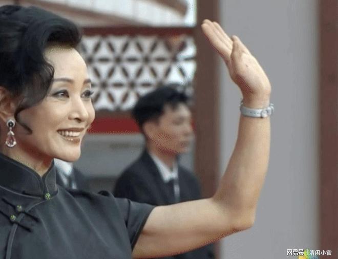 当“硅胶脸”混入北影节红毯遇到天然脸女星简直是降维打击(图9)