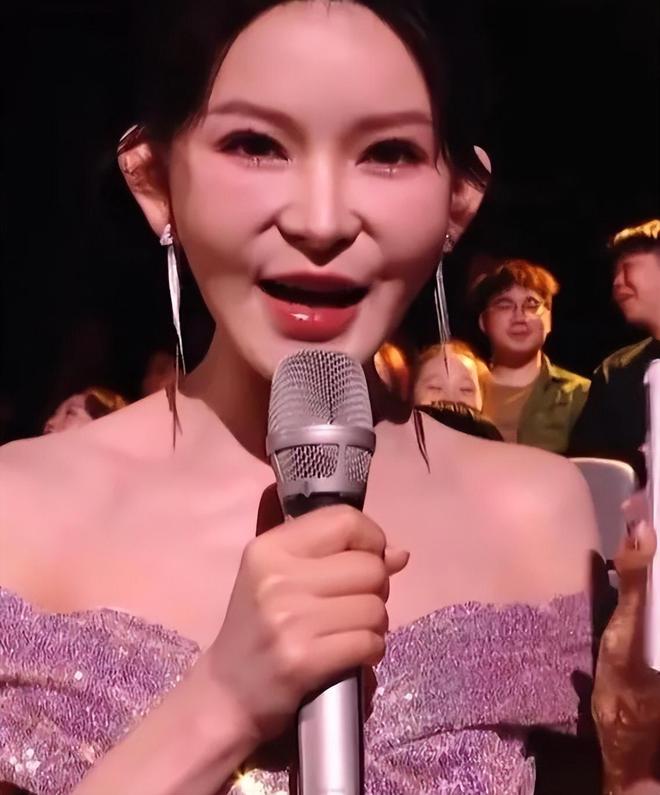 《歌手》新女主持引吐槽！网友：24岁整成42岁？今昔对比判若两人(图2)