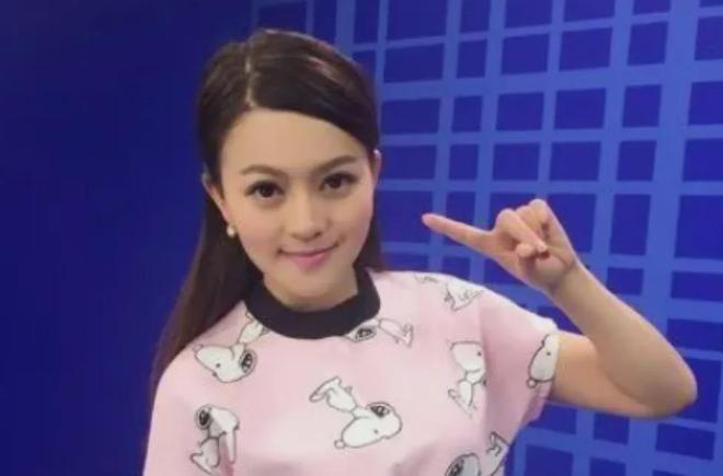 《歌手》新女主持引吐槽！网友：24岁整成42岁？今昔对比判若两人(图8)