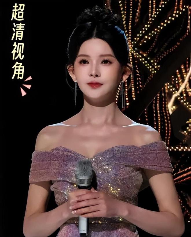 《歌手》新女主持引吐槽！网友：24岁整成42岁？今昔对比判若两人(图1)