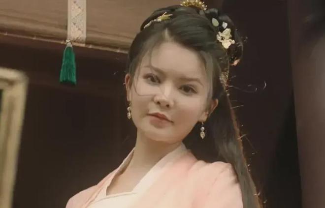《歌手》新女主持引吐槽！网友：24岁整成42岁？今昔对比判若两人(图9)