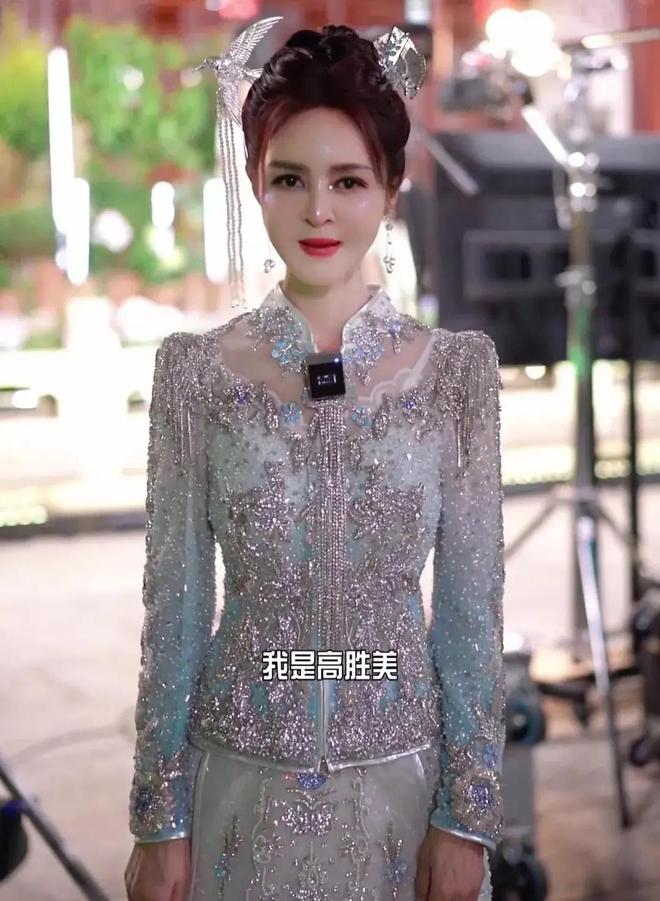 高胜美受邀录制亚运会硅胶脸+秀禾服难以直视54岁像74岁(图2)