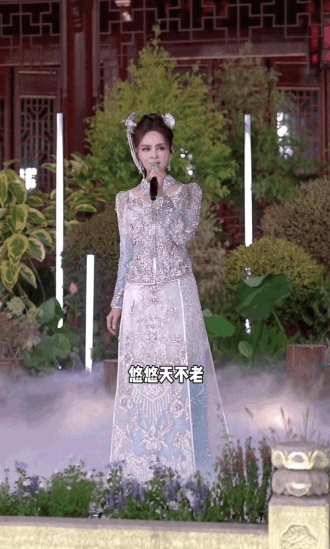 高胜美受邀录制亚运会硅胶脸+秀禾服难以直视54岁像74岁(图4)