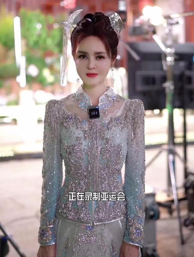 高胜美受邀录制亚运会硅胶脸+秀禾服难以直视54岁像74岁(图5)