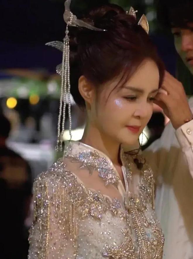 高胜美受邀录制亚运会硅胶脸+秀禾服难以直视54岁像74岁(图3)