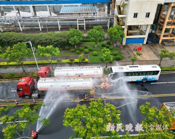上海化工区举行危险化学品道路运输事故应急处置综合演练(图2)