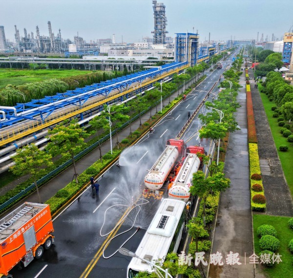 上海化工区举行危险化学品道路运输事故应急处置综合演练(图1)