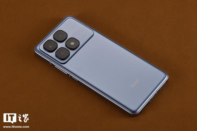【IT之家开箱】RedmiK70至尊版手机图赏：延续无界美学冰璃蓝梦幻简洁(图3)