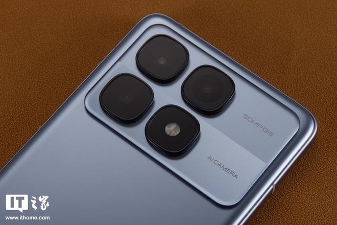 【IT之家开箱】RedmiK70至尊版手机图赏：延续无界美学冰璃蓝梦幻简洁(图4)