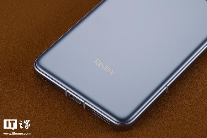 【IT之家开箱】RedmiK70至尊版手机图赏：延续无界美学冰璃蓝梦幻简洁(图5)