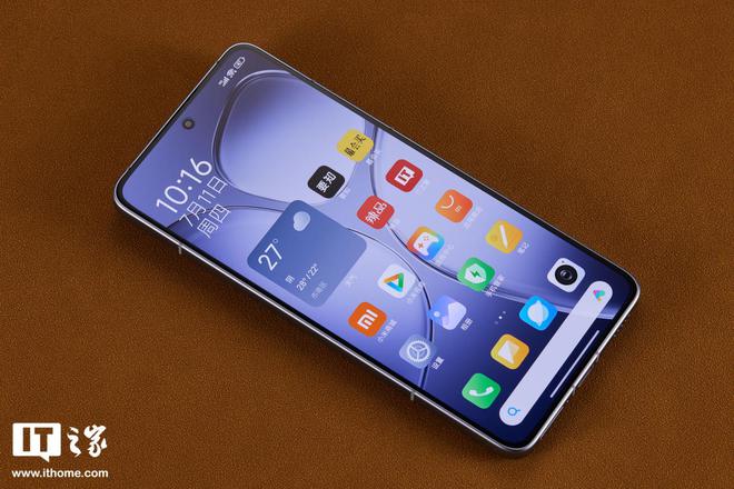 【IT之家开箱】RedmiK70至尊版手机图赏：延续无界美学冰璃蓝梦幻简洁(图6)