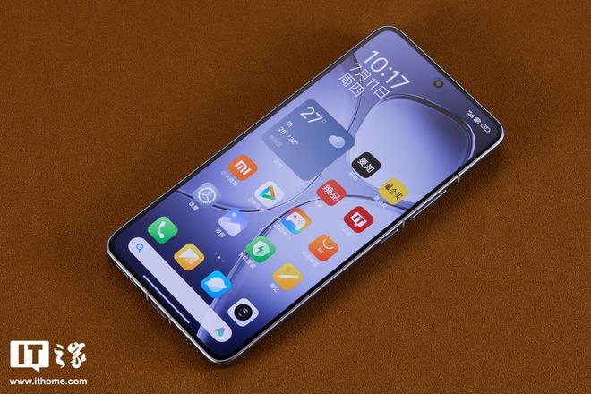 【IT之家开箱】RedmiK70至尊版手机图赏：延续无界美学冰璃蓝梦幻简洁(图10)
