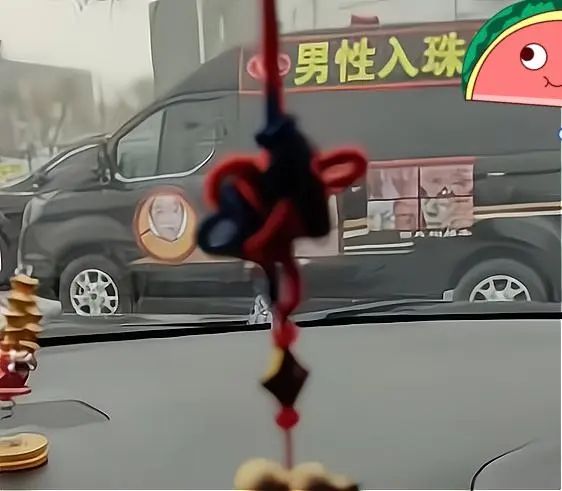 男子公然在大街上宣传男性“入珠”网友：真是啥事儿都有(图1)