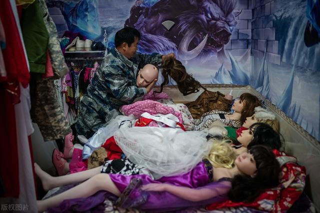 贵州1个60岁大叔和妻子离婚后“养”了9个硅胶娃娃啥情况(图5)