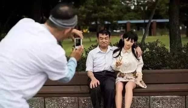 纪实：硅胶娃娃被丢在街头垃圾桶网友热议：可以不爱但别抛弃(图5)