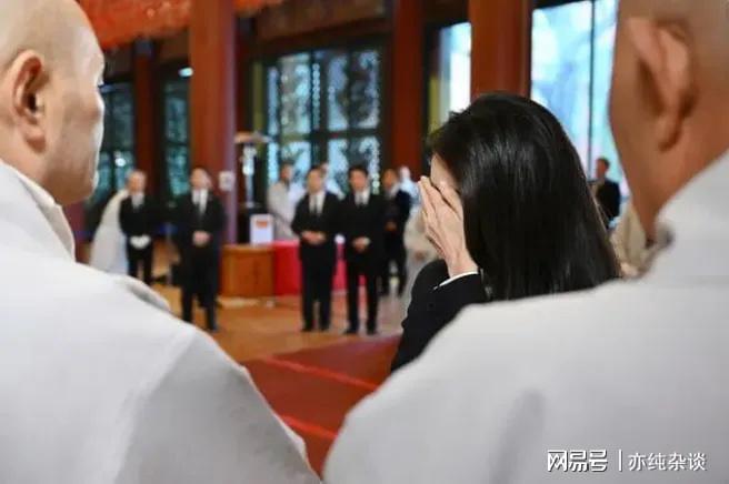 “终于看到韩国的硅胶娃娃哭了！”韩国总统夫人这是怎么了(图2)