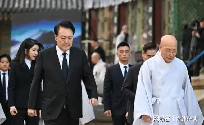“终于看到韩国的硅胶娃娃哭了！”韩国总统夫人这是怎么了(图1)
