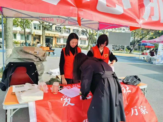 信阳师范大学化学化工学院爱心服务社举办“绿色行动纸箱传爱”活动(图2)