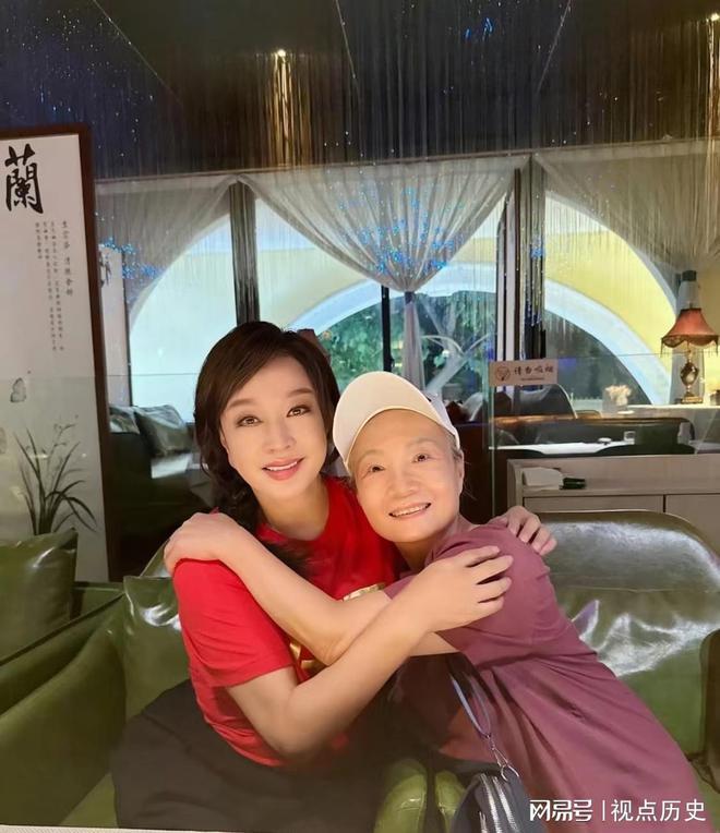 刘晓庆同学聚会的照片虽然都是同龄人感觉大不相同(图2)