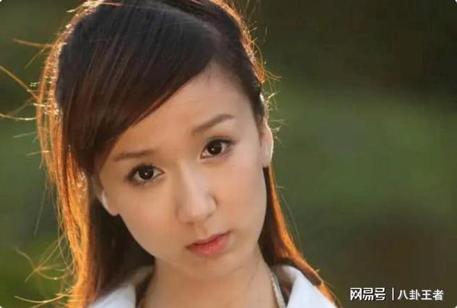 34娄艺潇输了！被39岁白百何吊打硅胶脸没表情颜值演技不如她(图1)