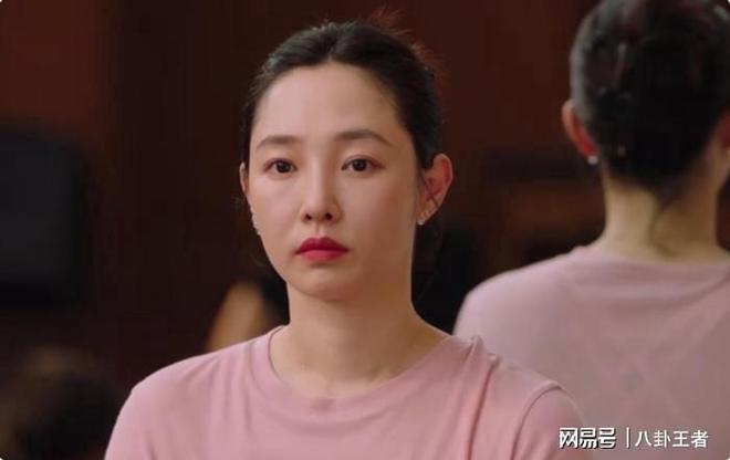 34娄艺潇输了！被39岁白百何吊打硅胶脸没表情颜值演技不如她(图4)