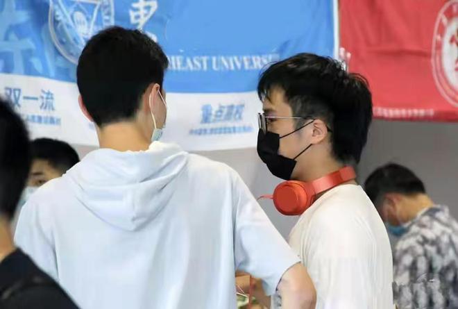 全国十大低薪专业出炉！法学专业上榜第一名出乎意料！(图1)