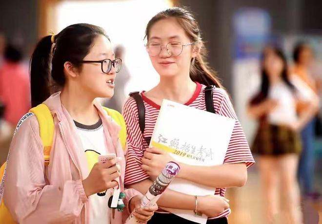 全国十大低薪专业出炉！法学专业上榜第一名出乎意料！(图2)