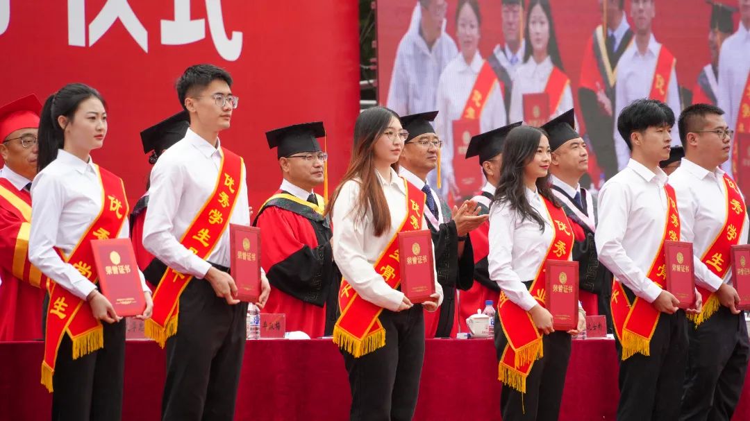 吉林化工学院举行2024届毕业生毕业典礼暨学位授予仪式(图2)