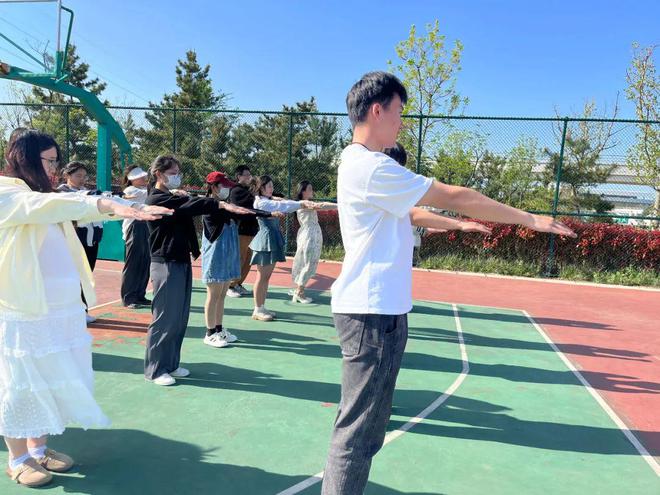 【威职电商学院】电商学院开展525心理健康特色团辅活动——“举手仪式突出重围”(图2)