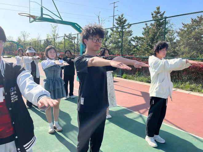【威职电商学院】电商学院开展525心理健康特色团辅活动——“举手仪式突出重围”(图1)