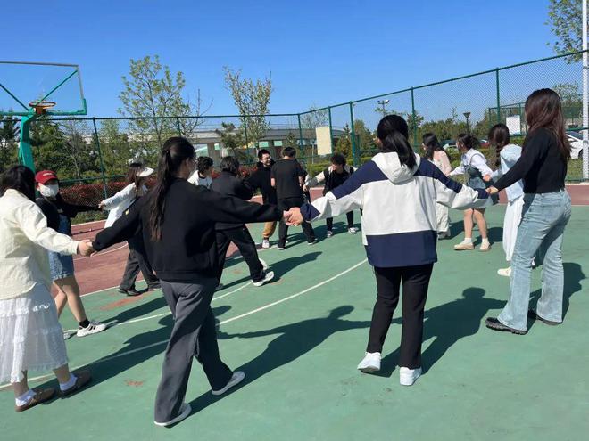 【威职电商学院】电商学院开展525心理健康特色团辅活动——“举手仪式突出重围”(图3)