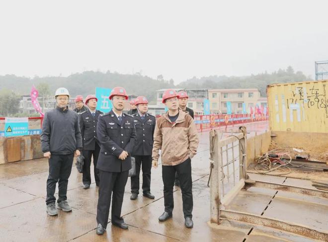 耒阳公安到G4耒宜改扩建高速开展警企座谈(图1)