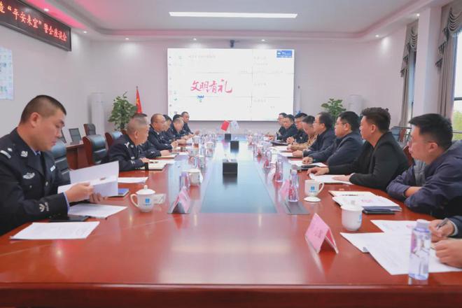 耒阳公安到G4耒宜改扩建高速开展警企座谈(图3)