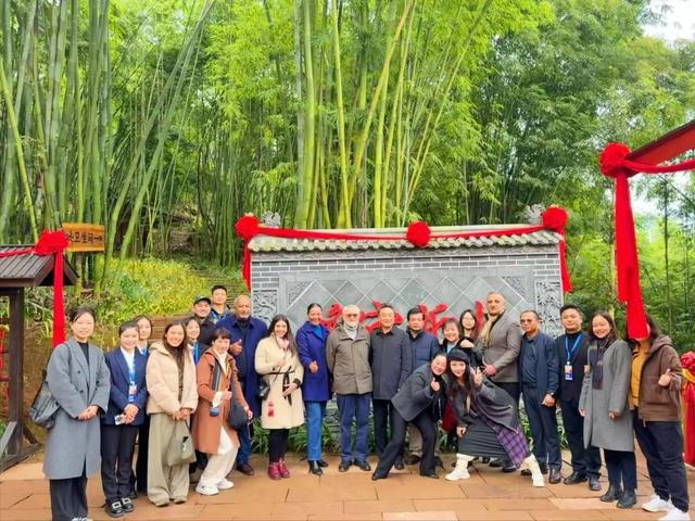 这场国际文化交流四川南充派出5名英语教师全程翻译(图2)