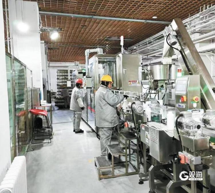 青岛这个公司新春真够忙！一边在车间里赶订单一边在工地上建新厂(图1)