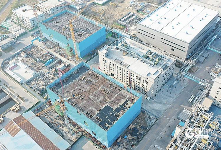 青岛这个公司新春真够忙！一边在车间里赶订单一边在工地上建新厂(图2)